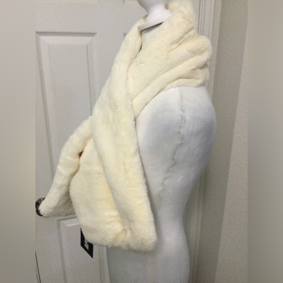 Apparis Bambi Pull Through Faux Fur Scarf - Picture 4 of 16